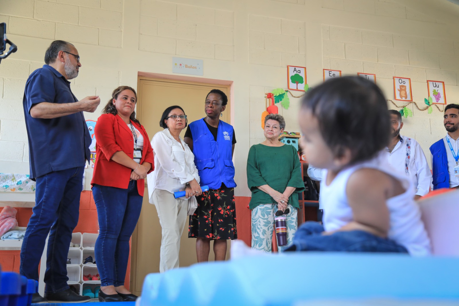Primera dama en su primera gira departamental visita el CAI de Petén