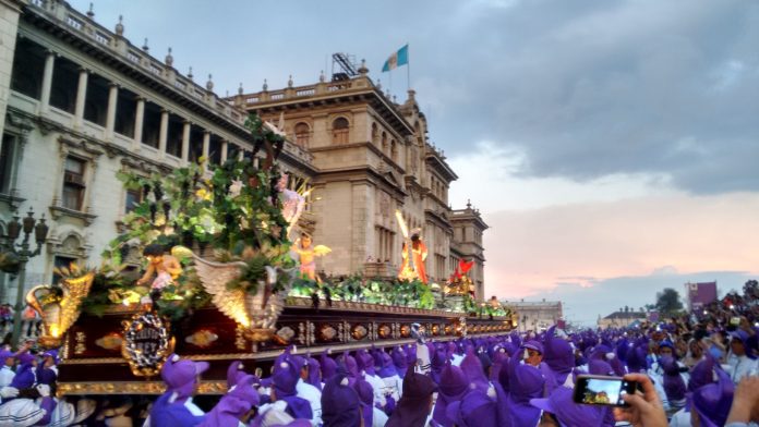 Seguridad y devoción en los recorridos procesionales del Viernes Santo