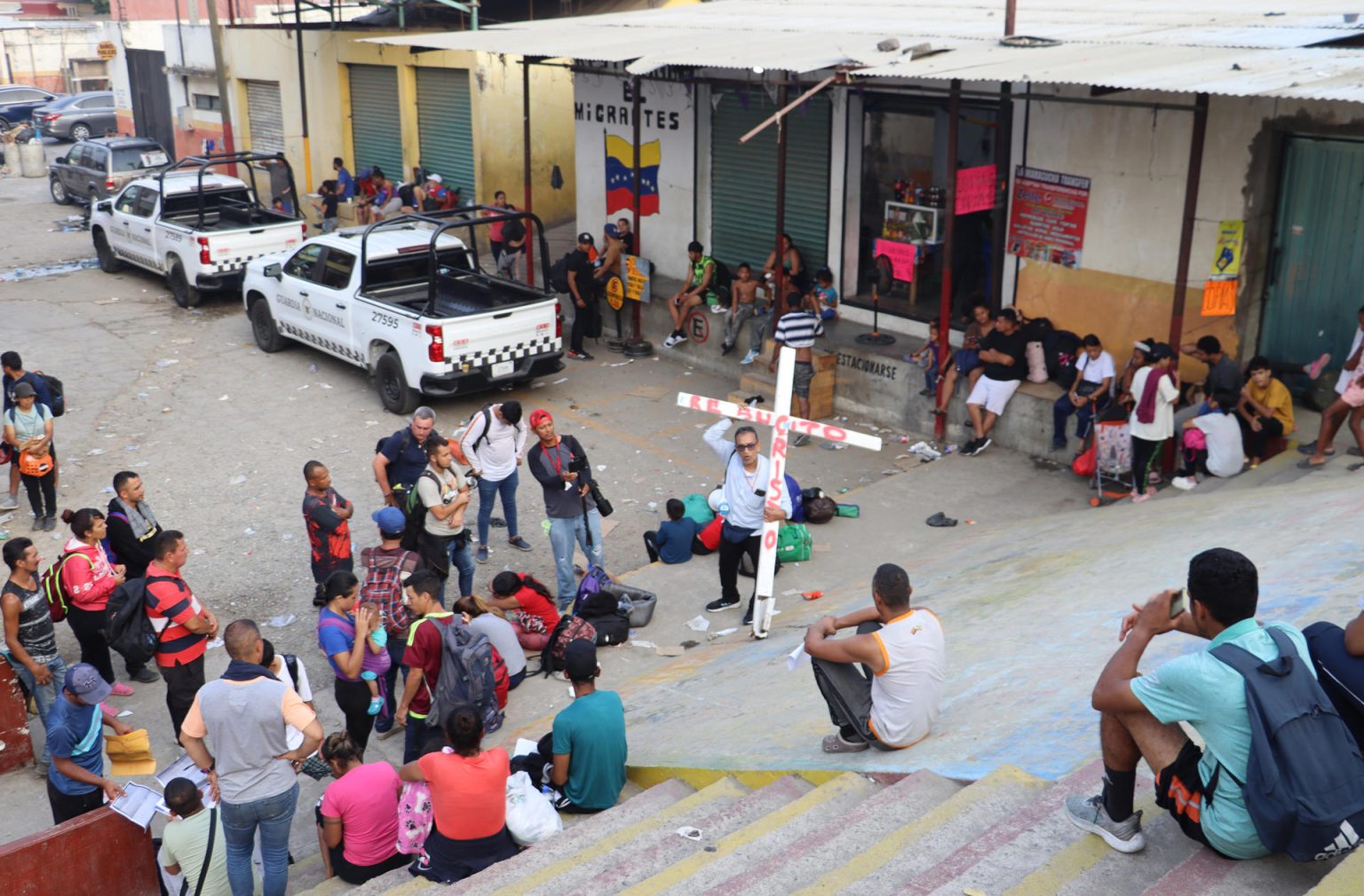 Migrantes de varias nacionalidades participaron en el Viacrusis migrante celebrado en la forntera sur de México, en el límite con Guatemala.