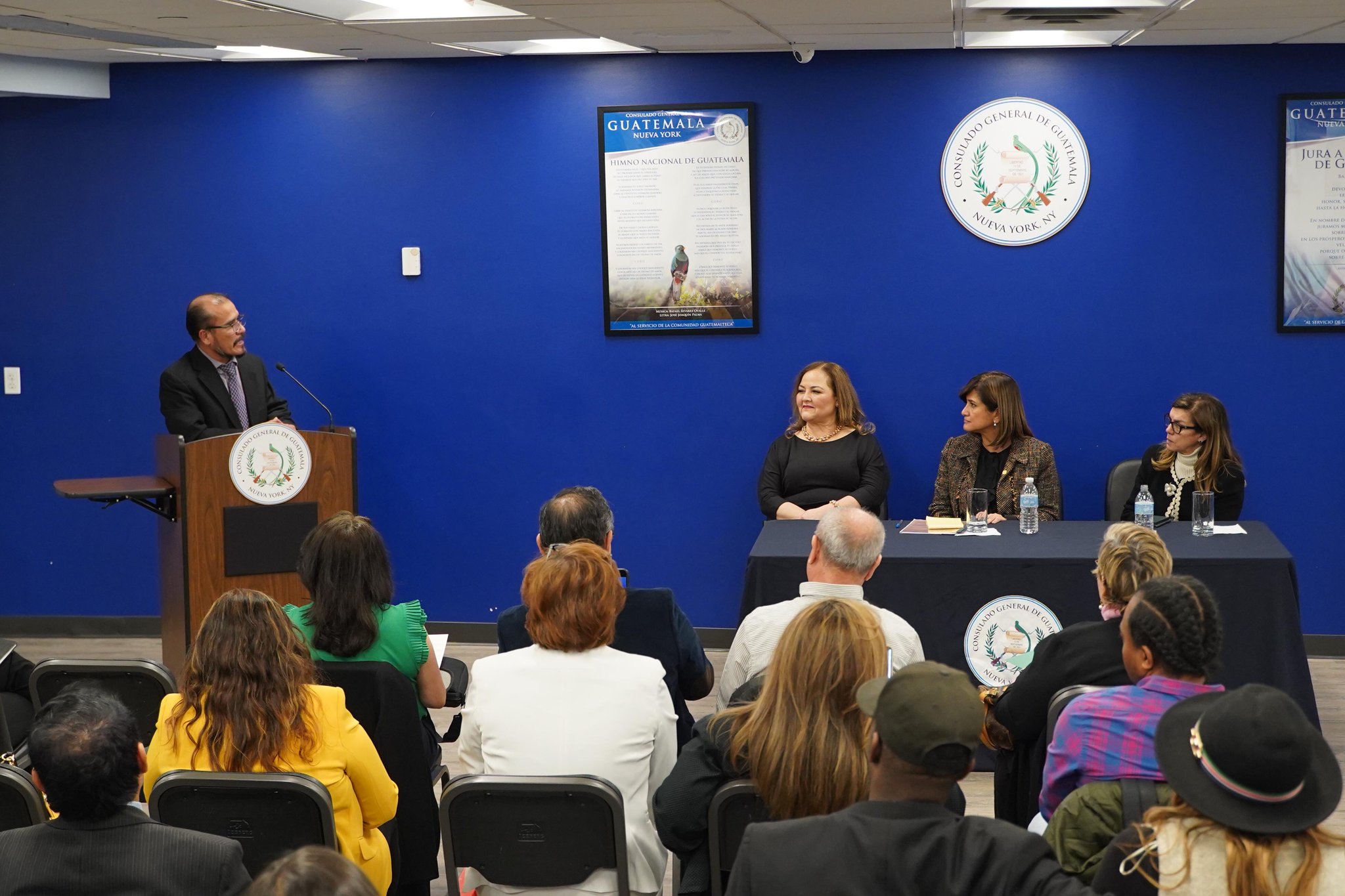 Vicepresidenta conversa con migrantes en Consulado de Guatemala en Nueva York