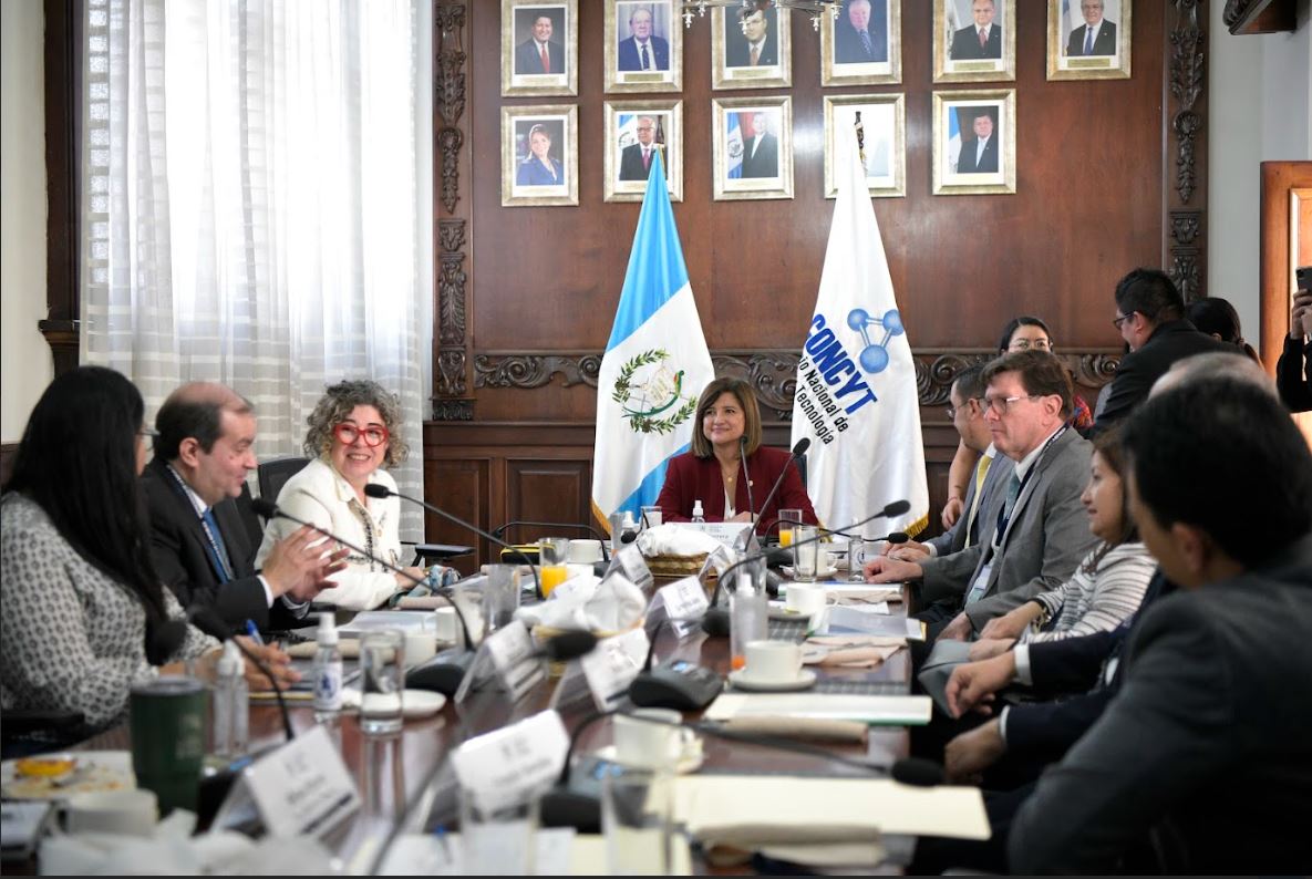 Vicepresidenta lidera sesión extraordinaria del Concyt