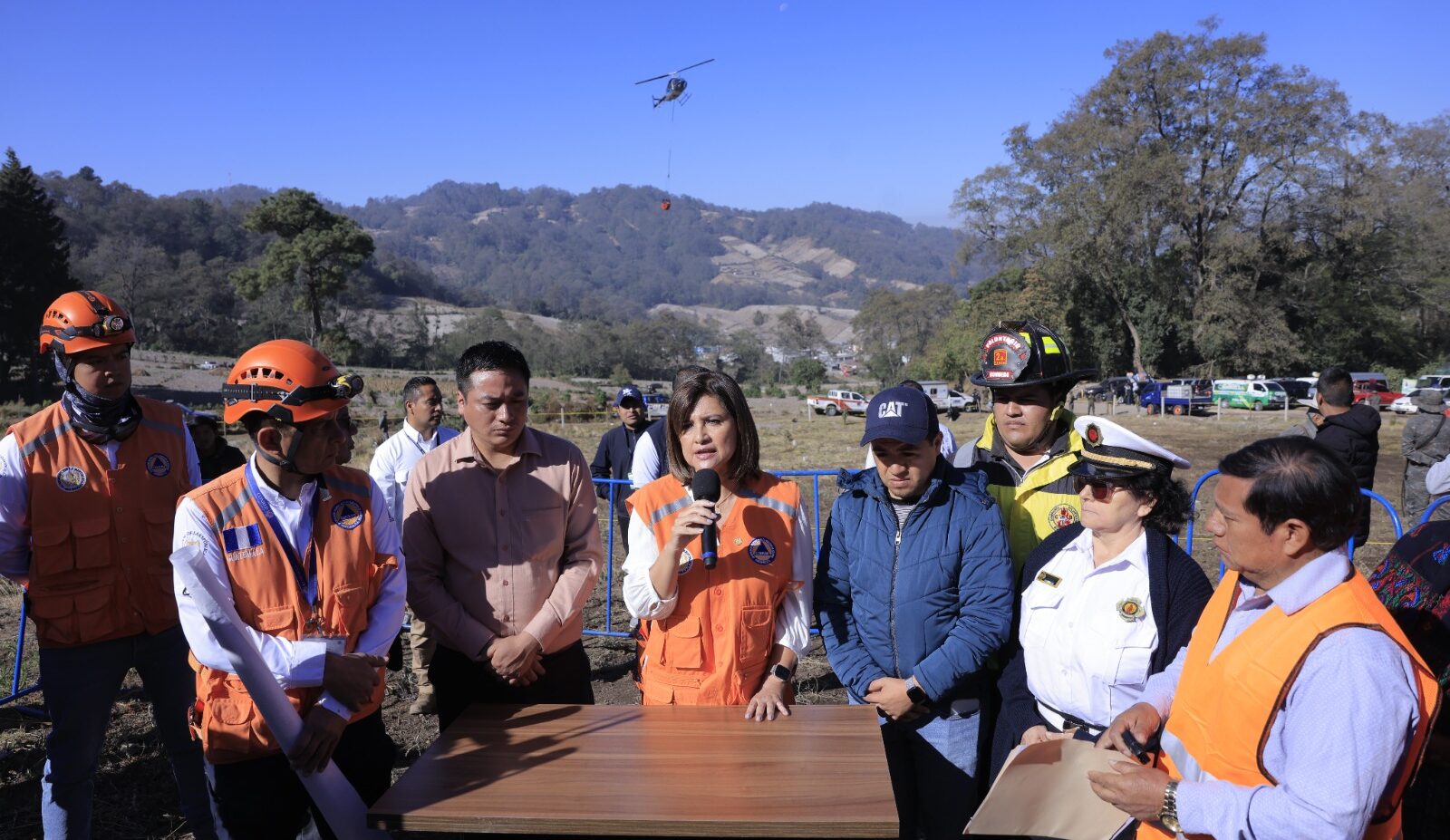 Karin Herrera supervisa trabajos de atención a incendios en Quetzaltenango. /Foto: Gilber García