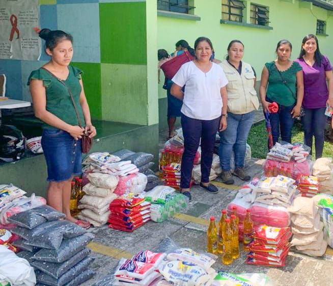 Entrega de alimentos a madres con hijos que viven con desnutrición aguda. / Foto: MAGA.