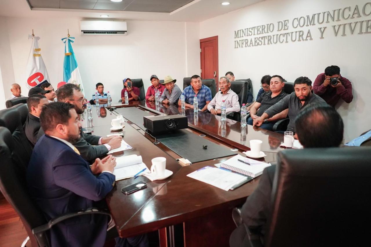 Autoridades y líderes comunitarios gestionan mejoras viales en San Pedro Pinula
