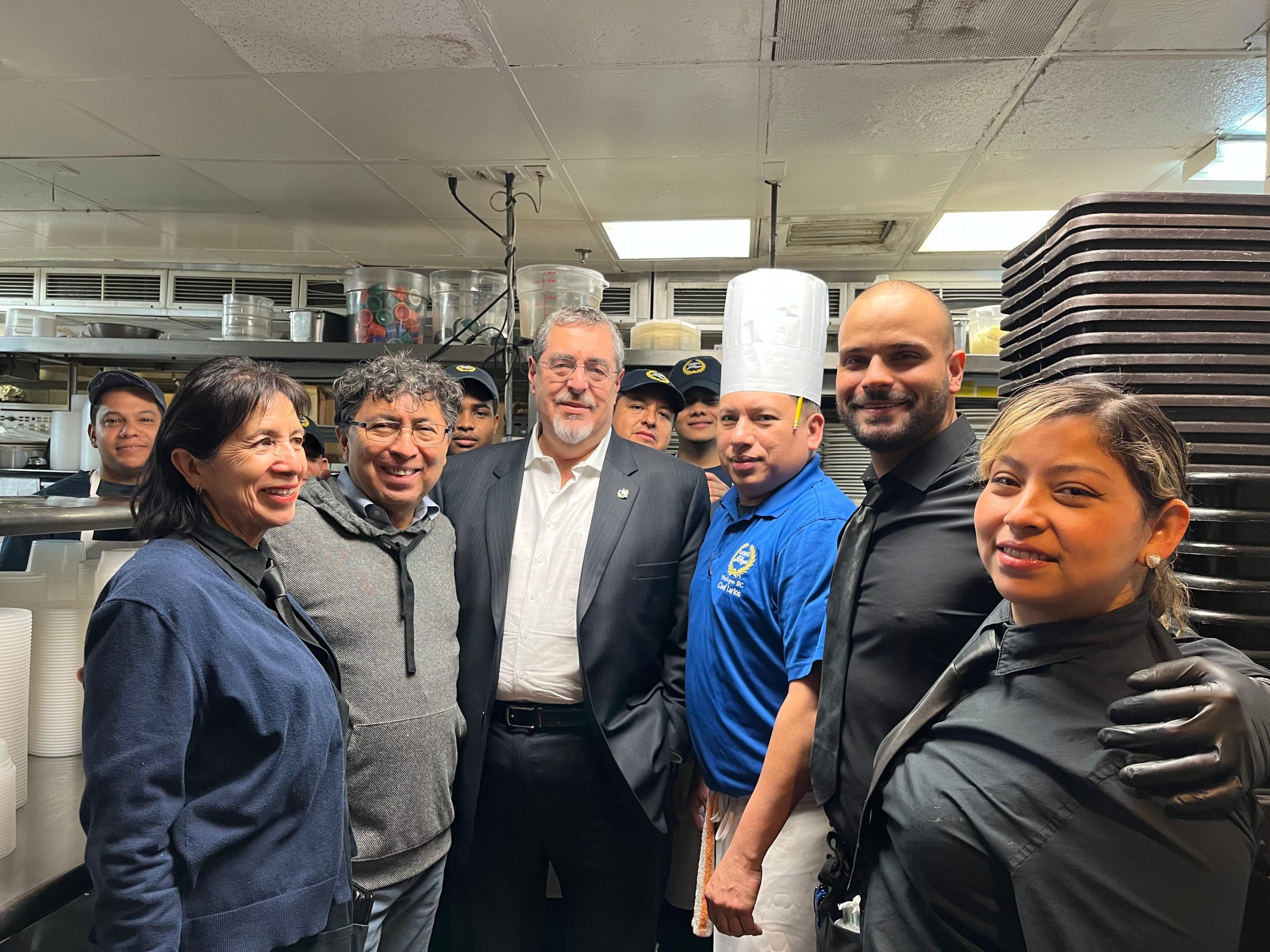 Presidente Arévalo visita restaurante de latinos en Estados Unidos