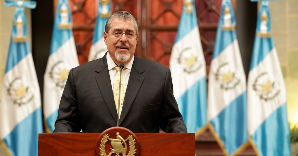 Presidente destituye a 17 gobernadores departamentales