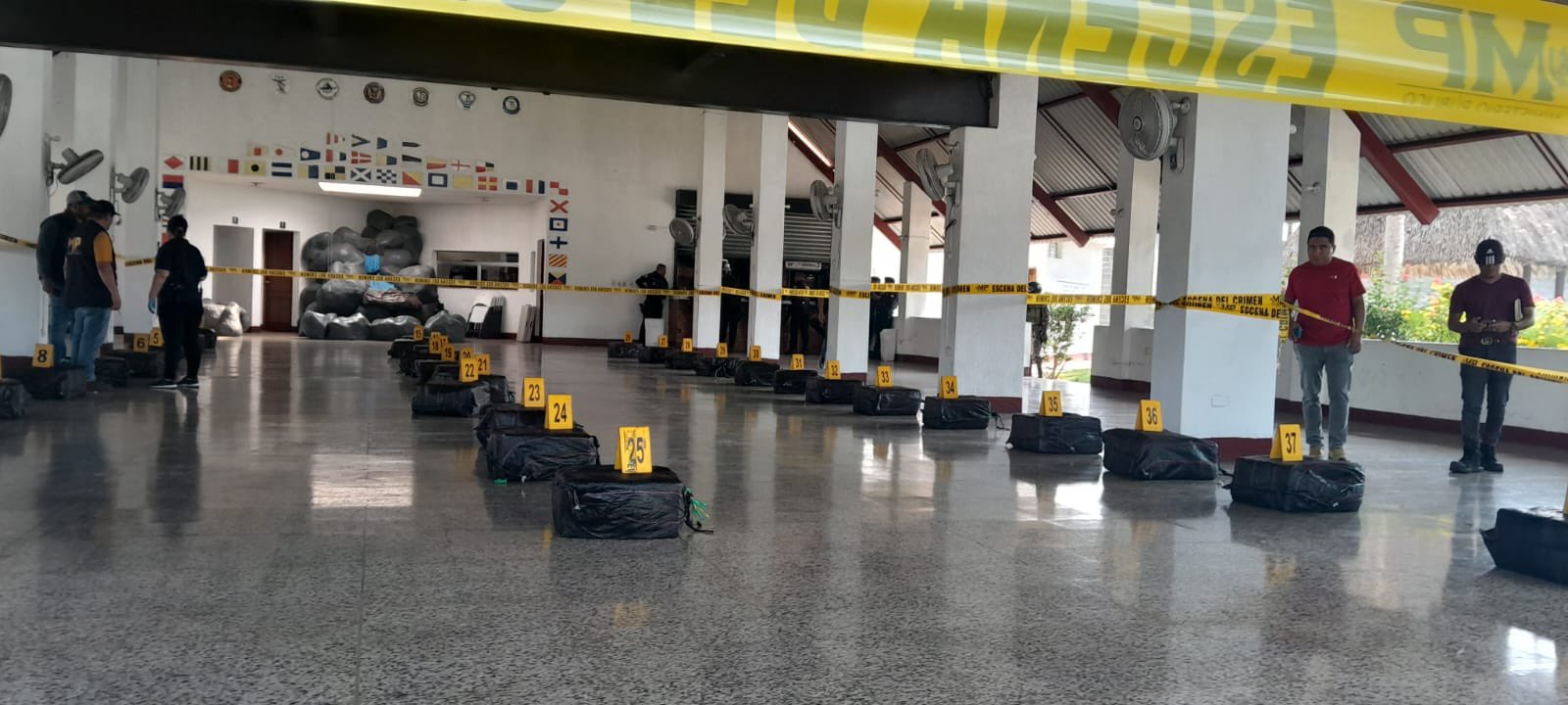 Tulas de presunta cocaína incautadas. / Foto: Ejército de Guatemala.