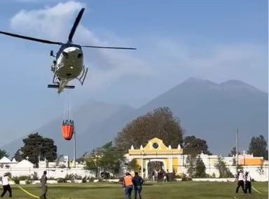 Conred intensifica operaciones aéreas para combatir incendio en volcán de Agua