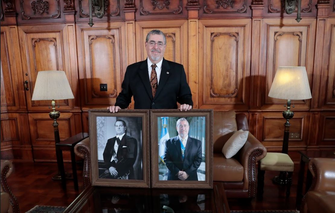 Juan José y Bernardo Arévalo juntos en el Palacio Nacional