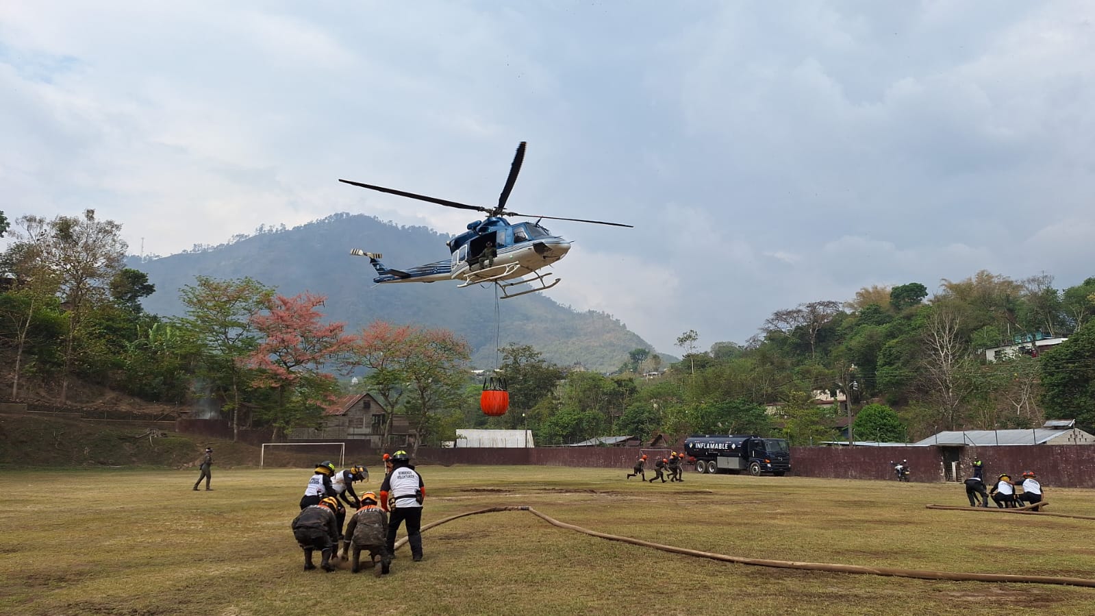 Realizan operaciones aéreas y terrestres para liquidar incendio en el cerro Belenjú, Lanquín