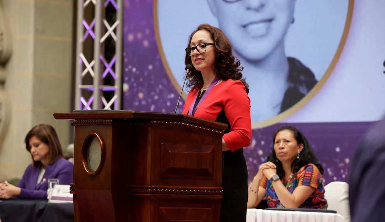 Virginia Laparra recibe la medalla de Orden de Excelencia Laboral