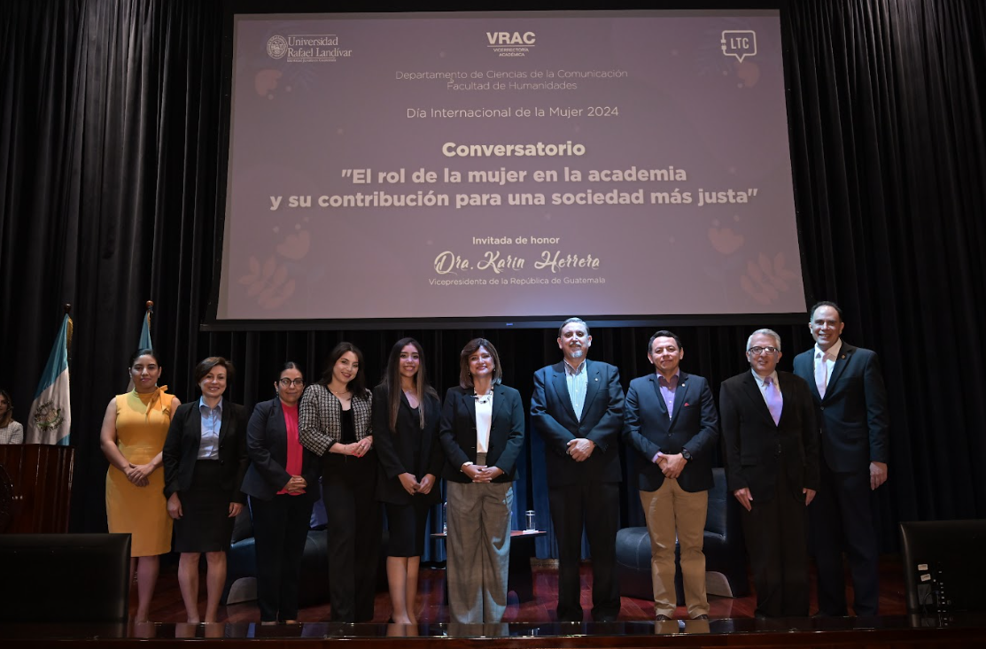 Karin Herrera con mujeres y autoridades de la URL. / Foto: Álvaro Interiano.