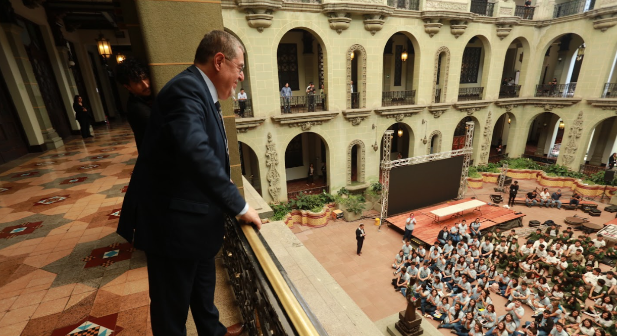 Estudiantes se llevan grata sorpresa del Presidente en el Palacio Nacional