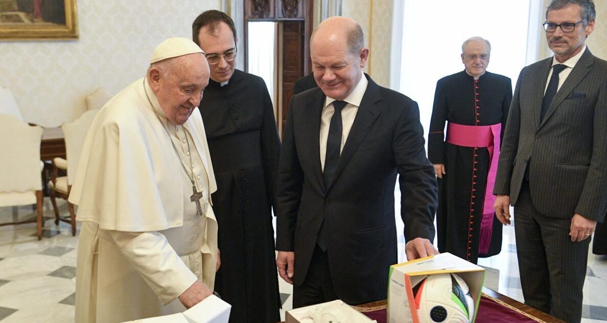 Papa Francisco recibe el balón oficial de la Eurocopa 2024