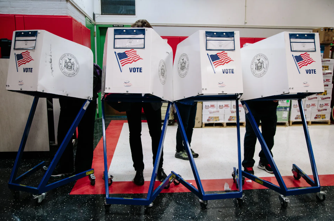 Biden y Trump avanzan como favoritos con su respectivo partido. / Foto: EFE, Alba Vigaray.