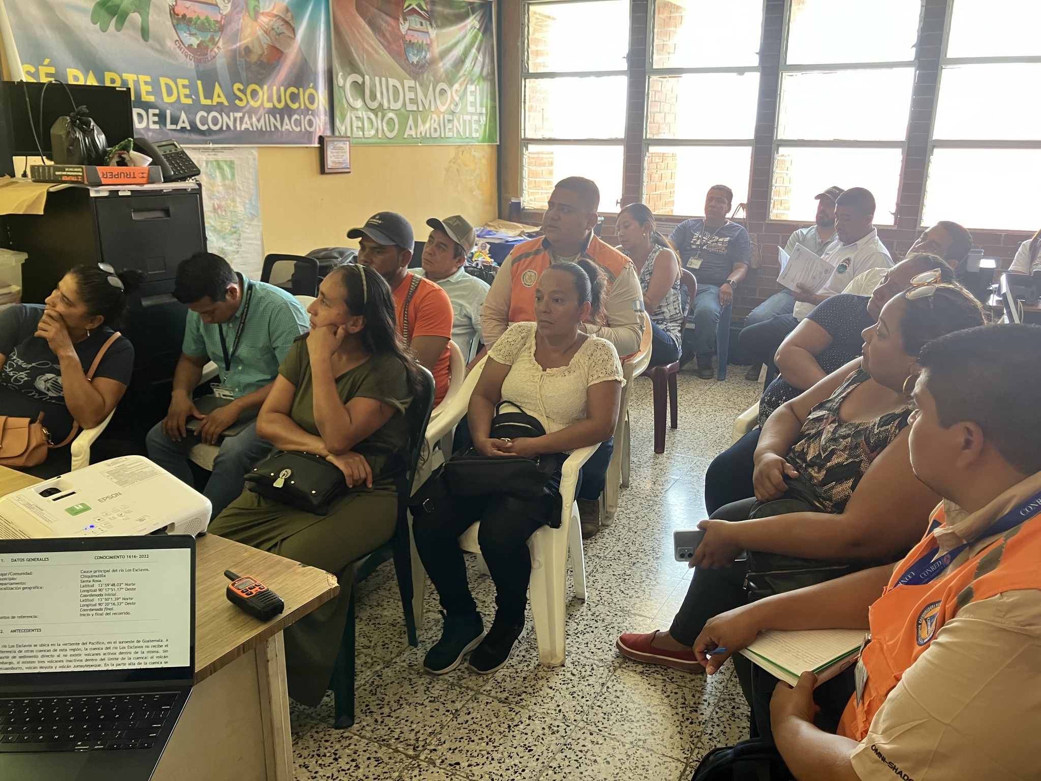 Dan seguimiento a la construcción de bardas en río Los Esclavos jurisdicción de Chiquimulilla