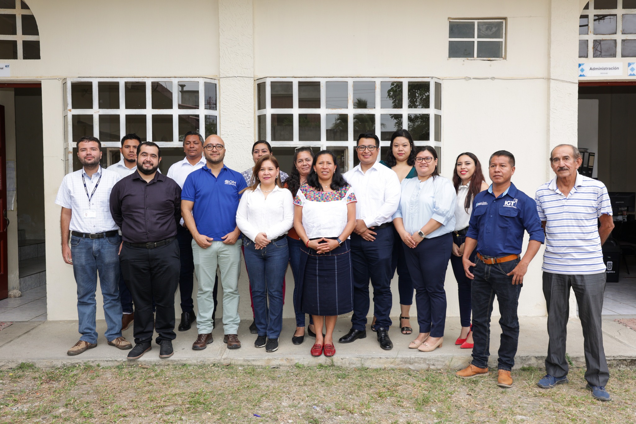 Ministra de Trabajo (centro) junto al personal del Mintrab de Petén. /Foto: Mintrab