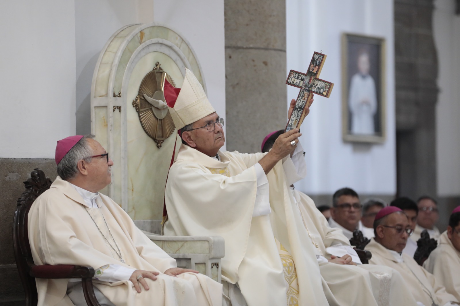 Monseñor Valenzuela levanta la cruz de los mártires durante la misa en conmemoración de la muerte de monseñor Gerardi. /Foto: Noé Pérez.