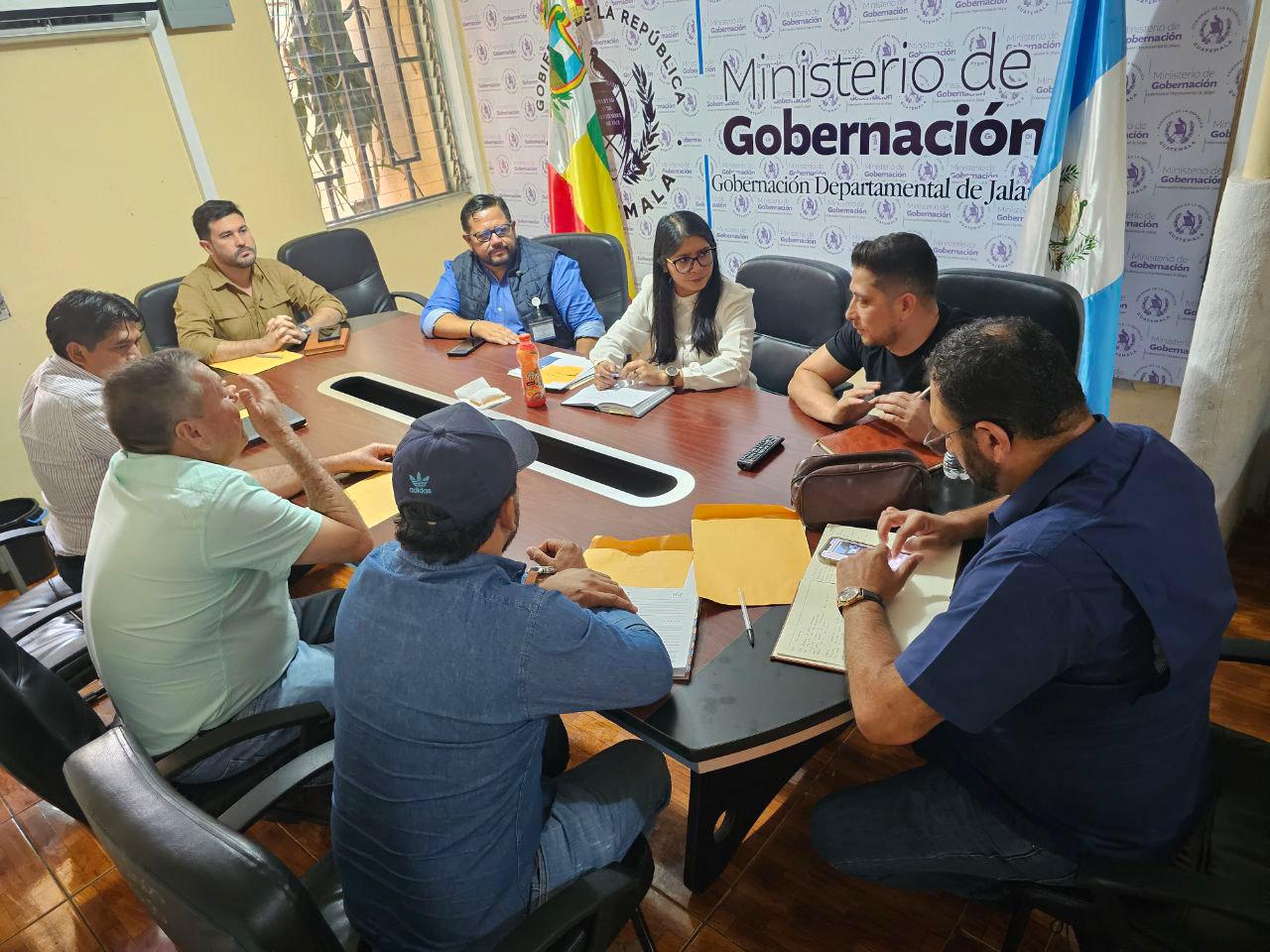 Dan seguimiento a proyectos de infraestructura vial, salud, educación, desarrollo económico y social en Jalapa