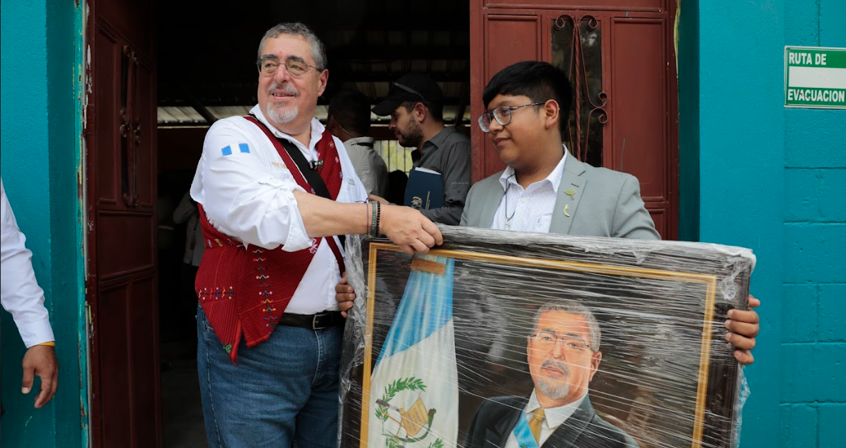 Presidente Arévalo con el talentoso huehueteco. / Foto: Noé Pérez.
