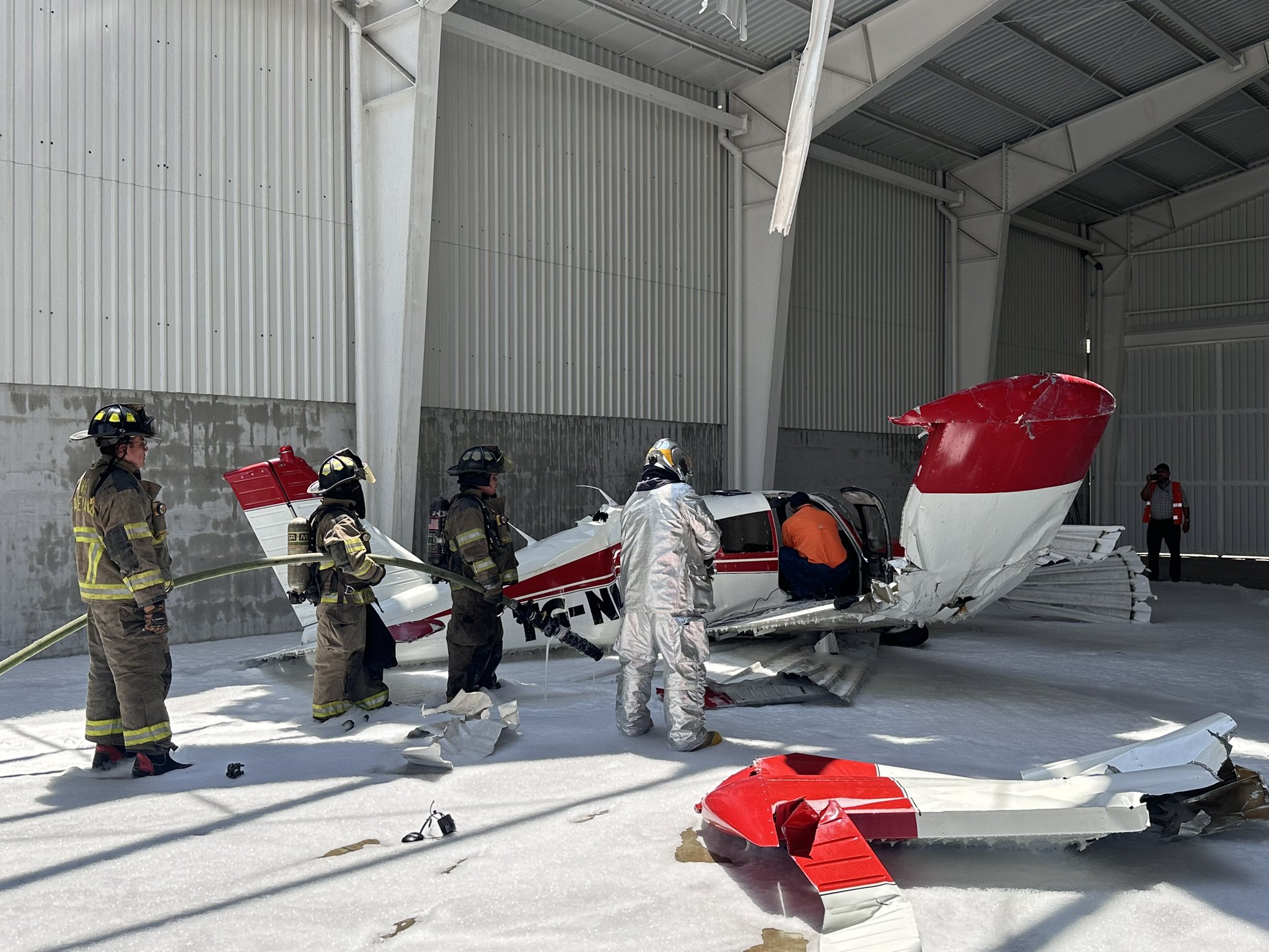 Avioneta se accidenta en un hangar del Aeropuerto La Aurora. Foto: Bomberos Voluntarios.