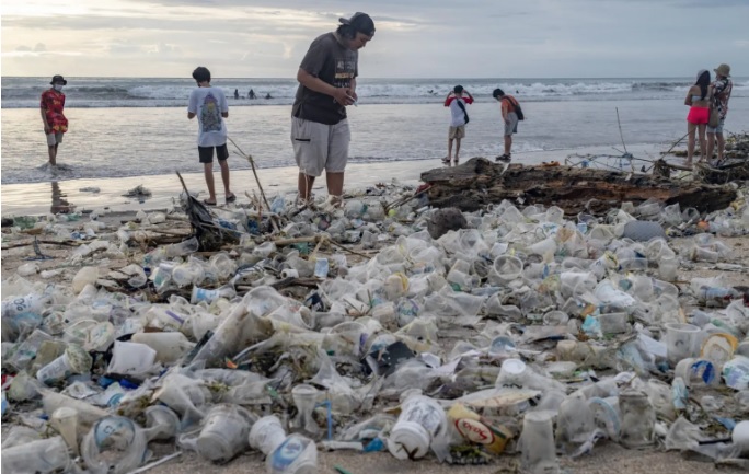 Empiezan en Ottawa negociaciones para acabar la contaminación plástica