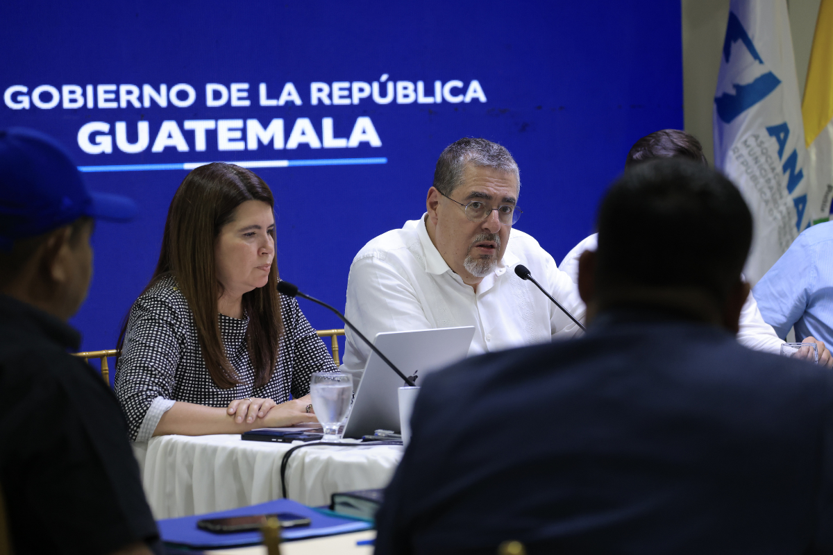 Presidente Bernardo Arévalo realiza acercamiento con alcaldes de Izabal