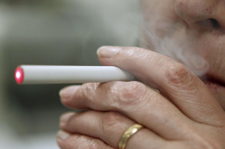Estudio: Fumar cigarrillos electrónicos eleva el riesgo de insuficiencia cardíaca