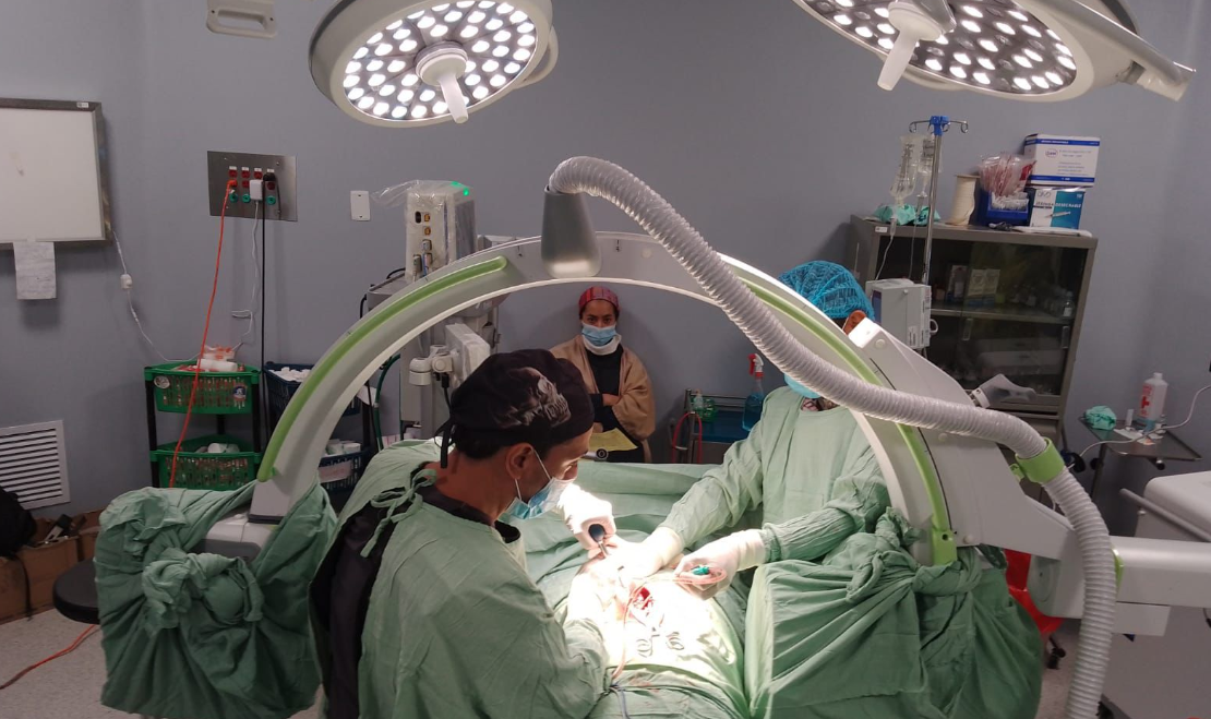 Realizan compleja cirugía para corregir problema de columna vertebral en el Hospital Nacional de Chimaltenango