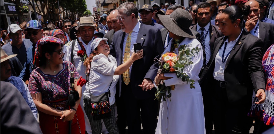 “¡Viva Arévalo!”&nbsp;Guatemaltecos festejan durante caravana de gobierno