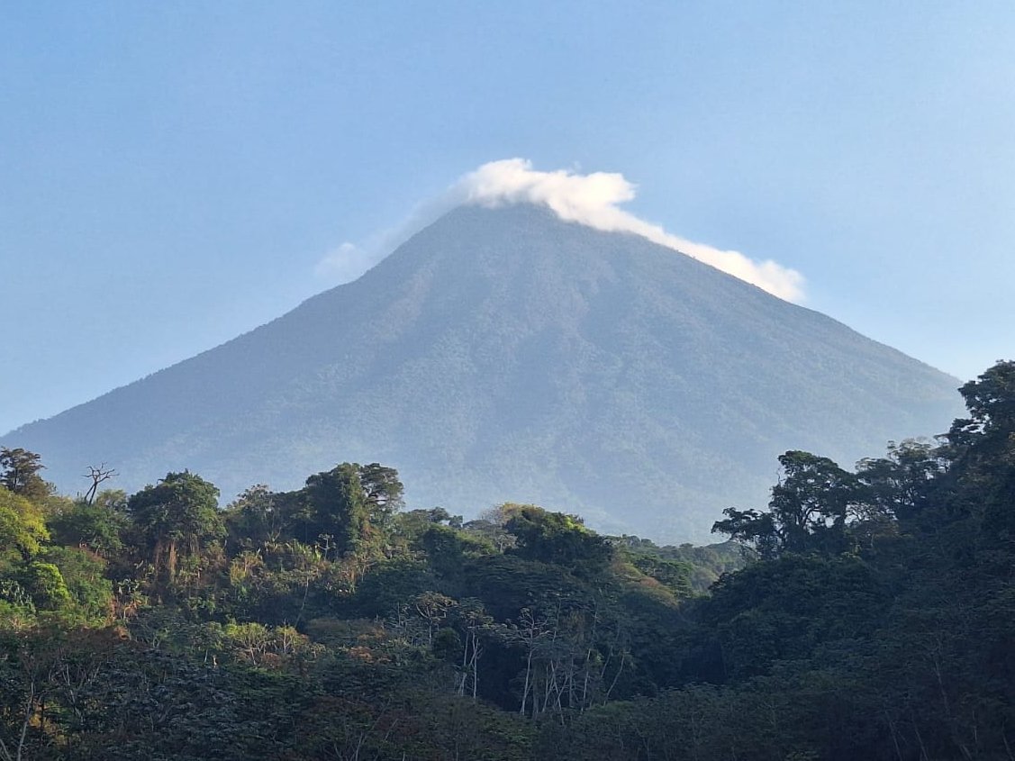 Con esfuerzo coordinado se logra extinguir incendio en volcán de Agua