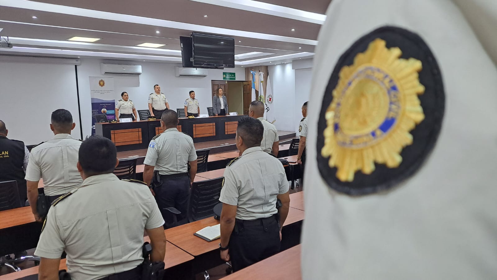 Cruz Roja imparte curso de principios humanitarios a agentes de la PNC