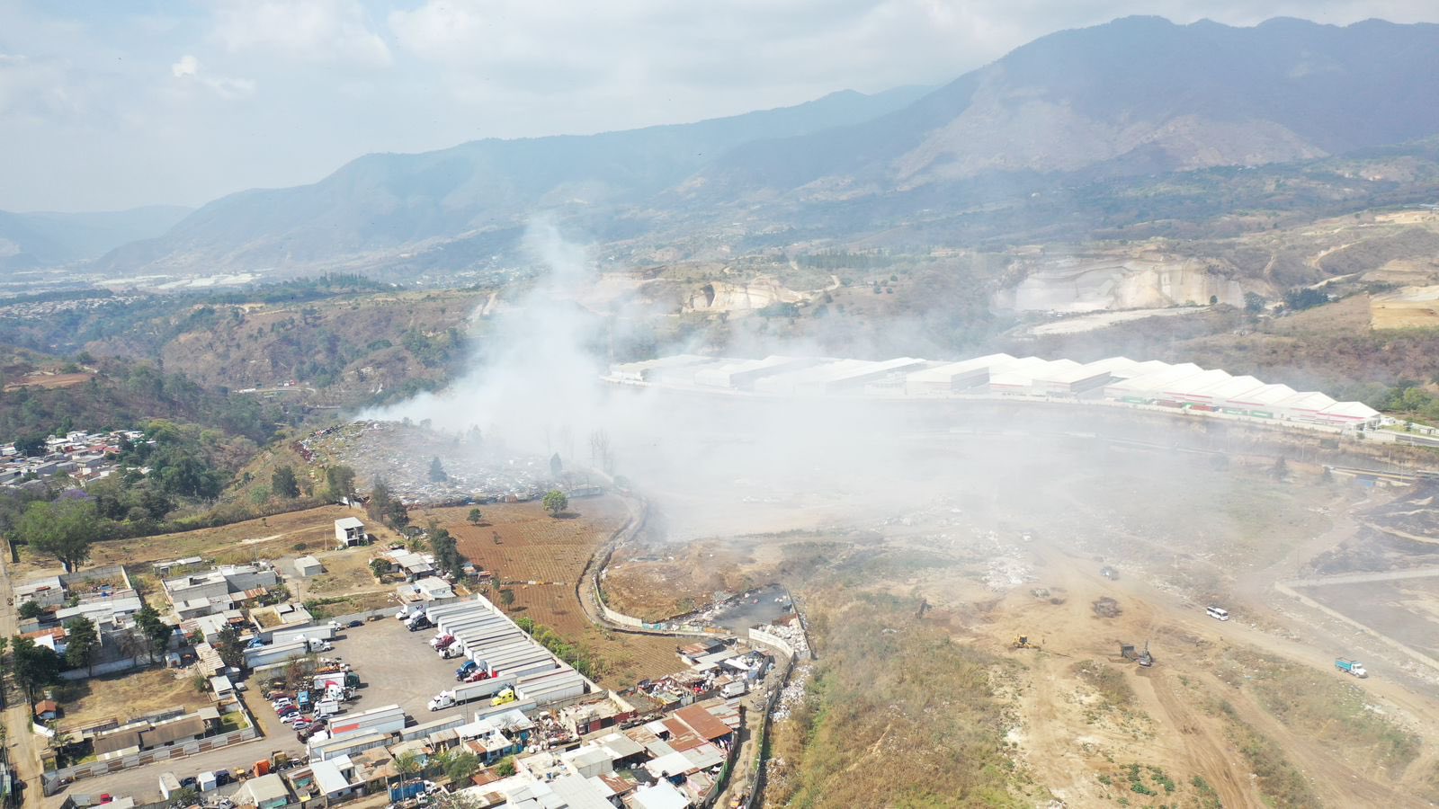 Sistema Conred logra el 90 % de control y 80 % de liquidación de incendio en el vertedero de AMSA