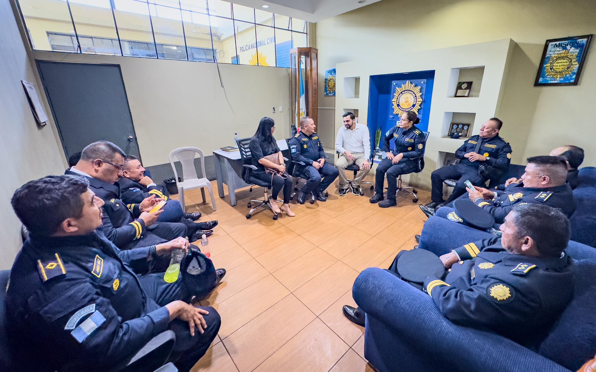 Autoridades de la PNC sostienen reunión de trabajo con la gobernadora departamental de Jalapa