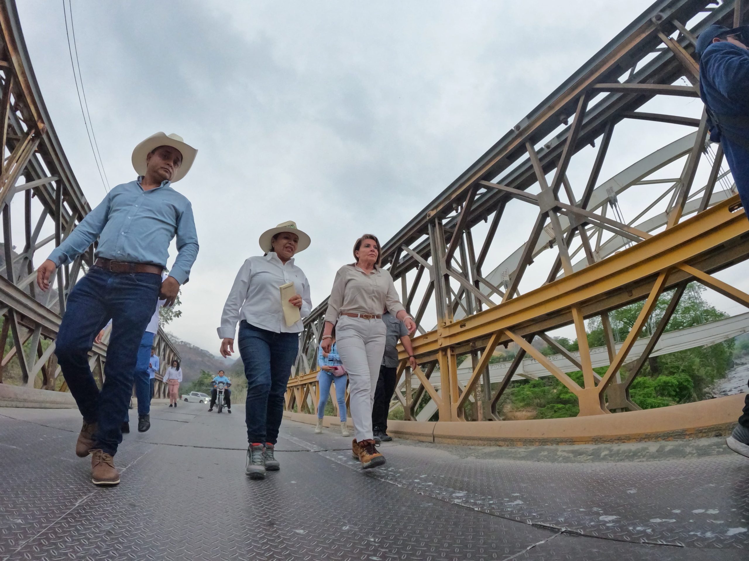 Autoridades del CIV supervisan obras de Baja Verapaz