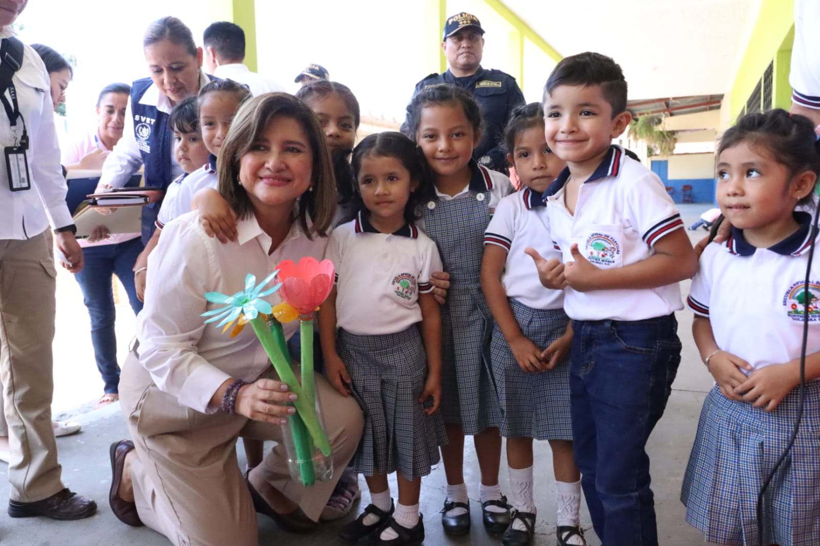 Vicepresidenta Karin Herrera comparte con niños de Quetzaltenango