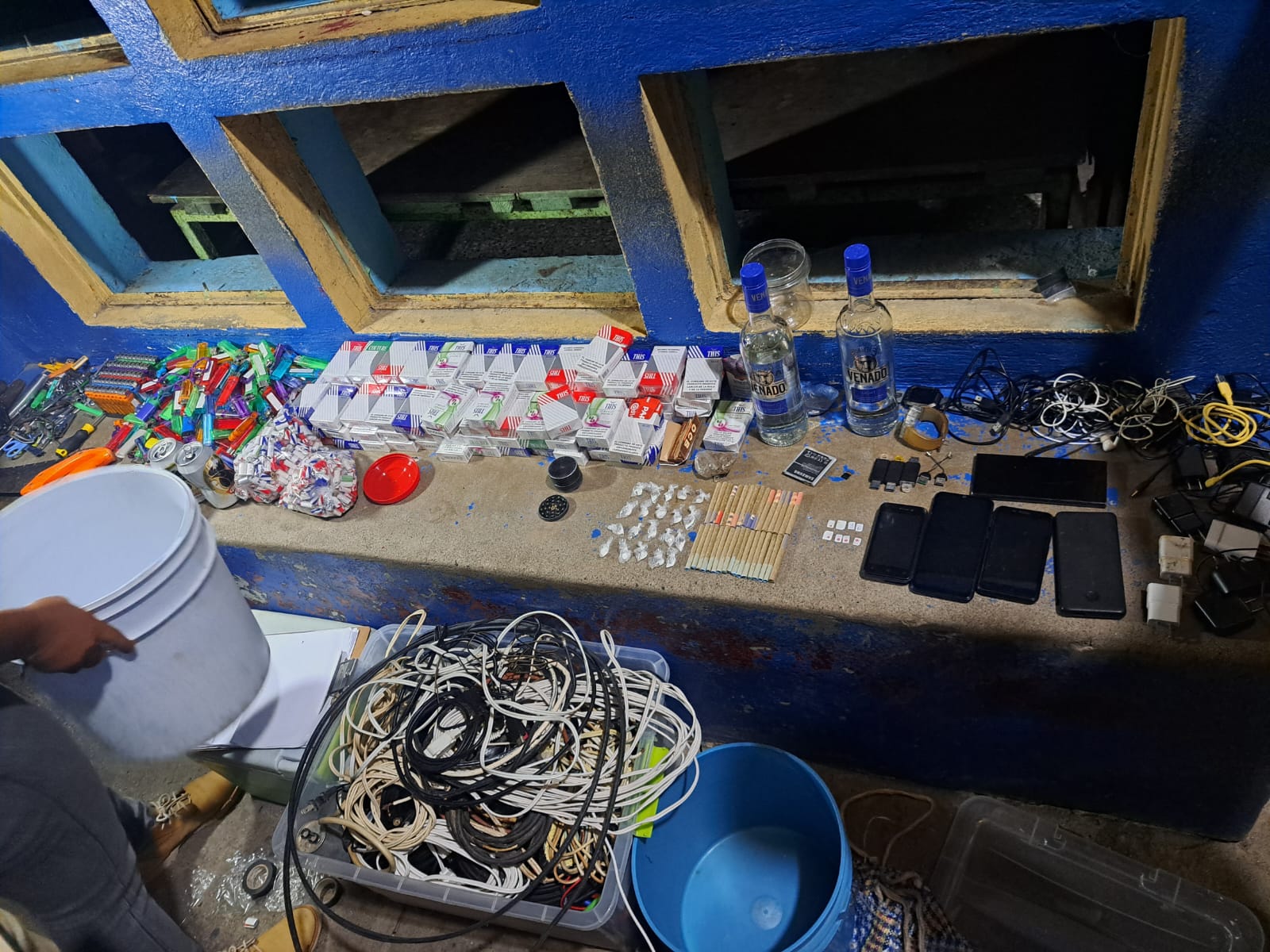 Agentes de Dipanda y del MP incautaron diversos artículos durante la requisa en la cárcel de Puerto Barrios, Izabal. /Foto: PNC