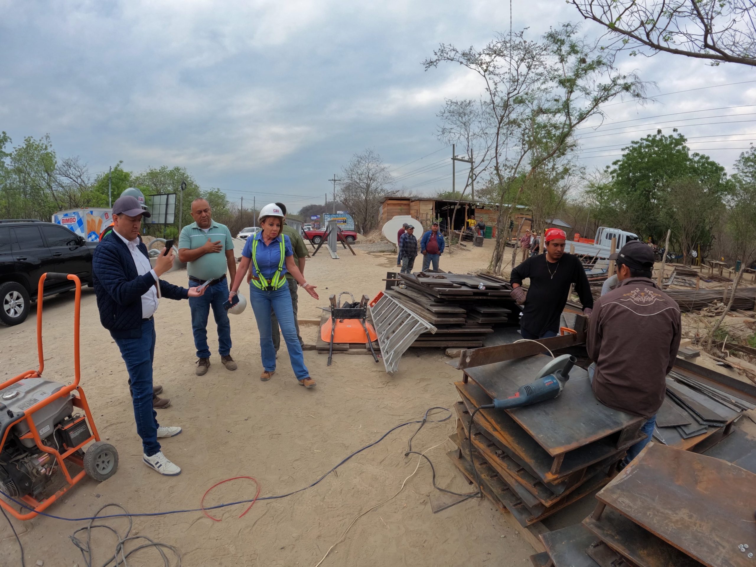 Autoridades del CIV supervisan trabajos de construcción del puente Motagua