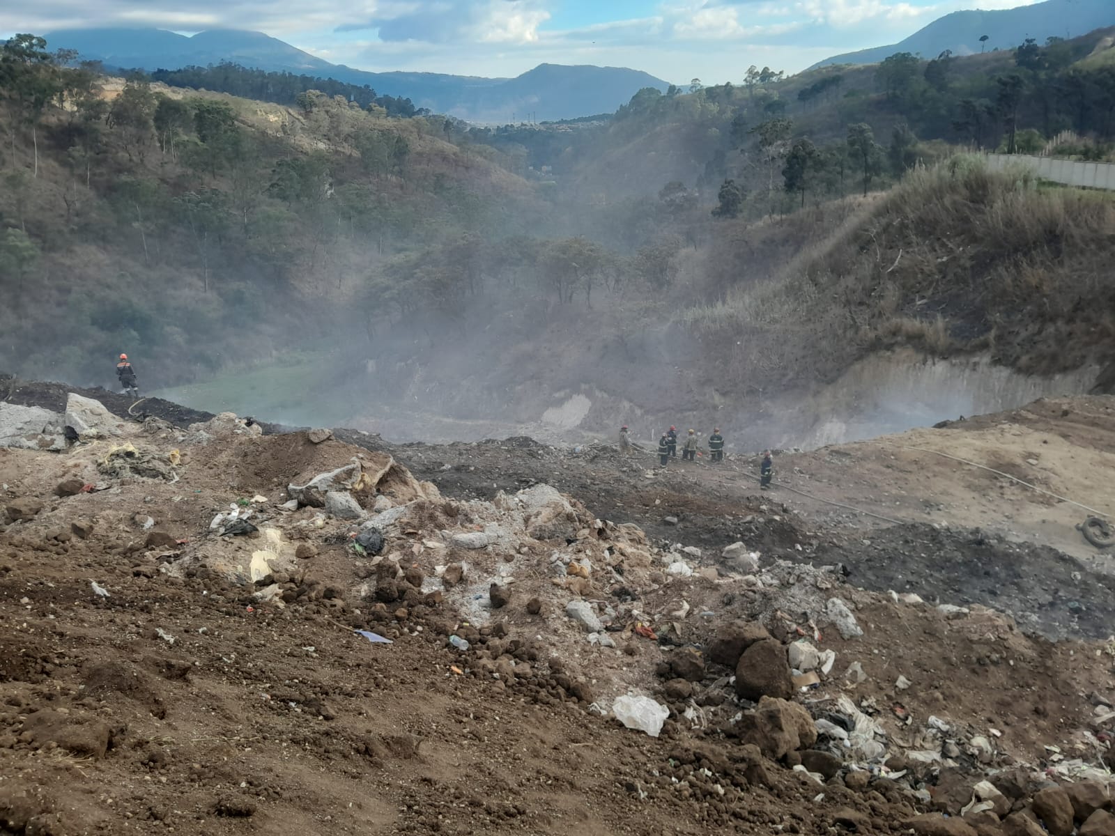 Brigadistas mantienen esfuerzos para combatir el incendio en el vertedero de AMSA. /Foto: Conred