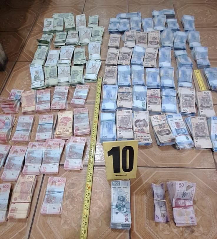 Seis detenidos con más de 2.8 millones de pesos mexicanos
