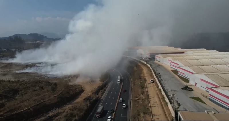 Fuego en vertedero de AMSA causa fuerte contaminación del aire en la capital