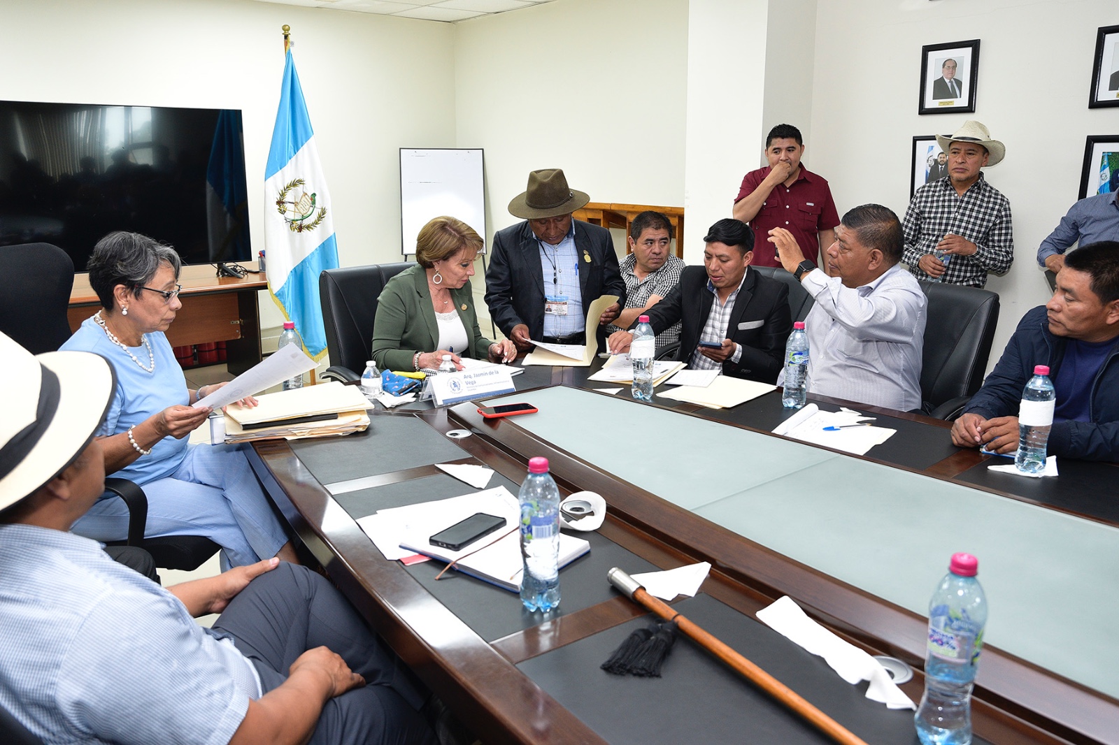 Ministra de Comunicaciones se reúne con líderes comunitarios de Totonicapán y Baja Verapaz