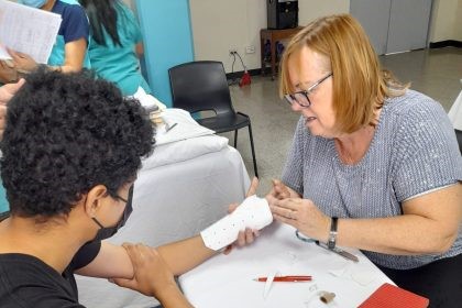 Una doctora estadounidense atiende a un afiliado del IGSS. Foto: IGSS.