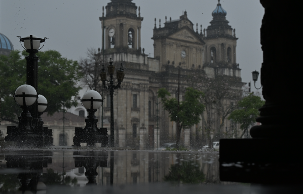 Lluvia posterior al eclipse baña la Plaza de la Constitución