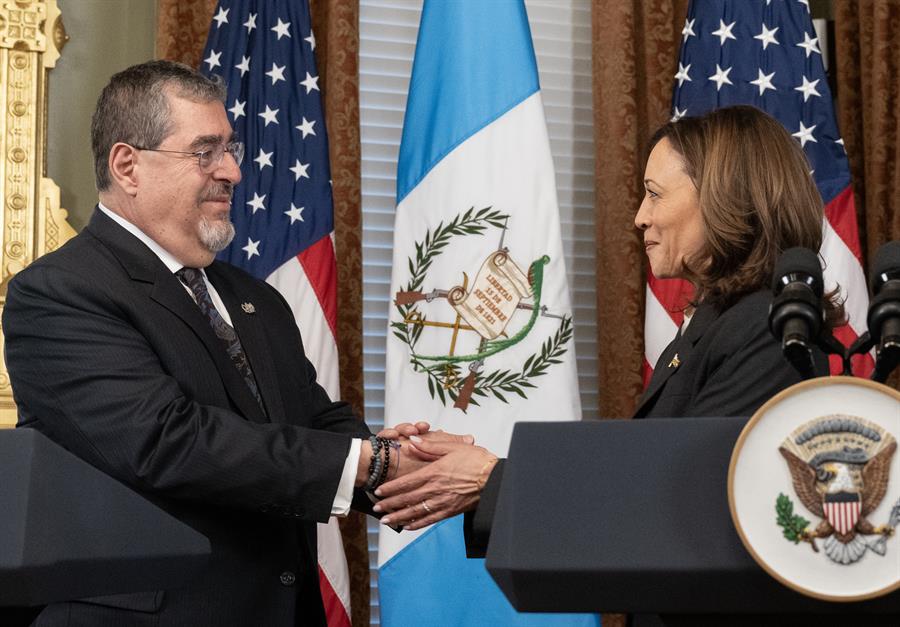 Senador de EE. UU. aplaude apoyo de su país al gobierno del presidente Arévalo