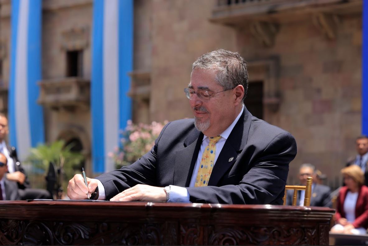 Estos son los nuevos salarios de Bernardo Arévalo y Karin Herrera