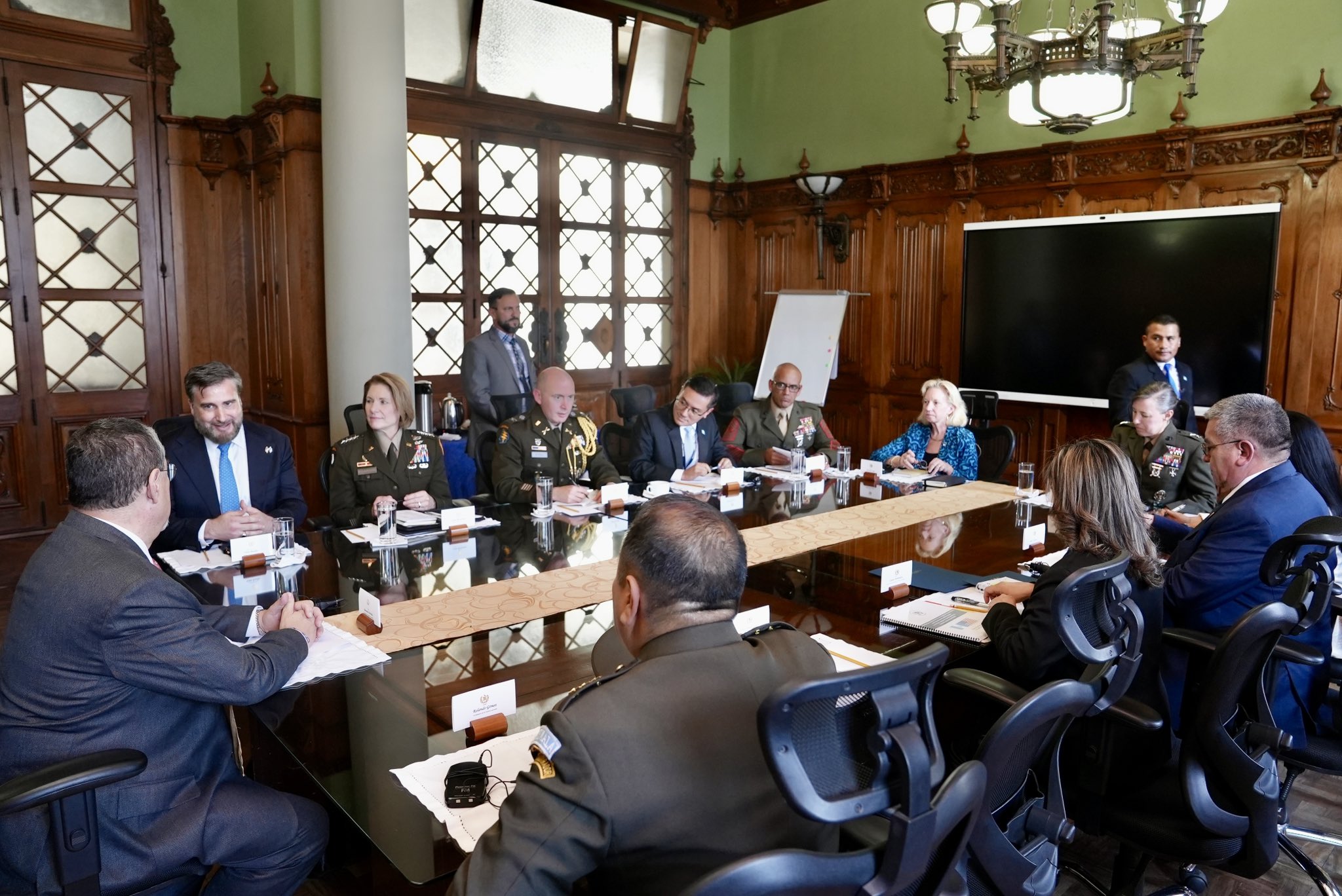 Presidente Arévalo se reúne con Laura Richardson, jefa del Comando Sur de EE. UU.