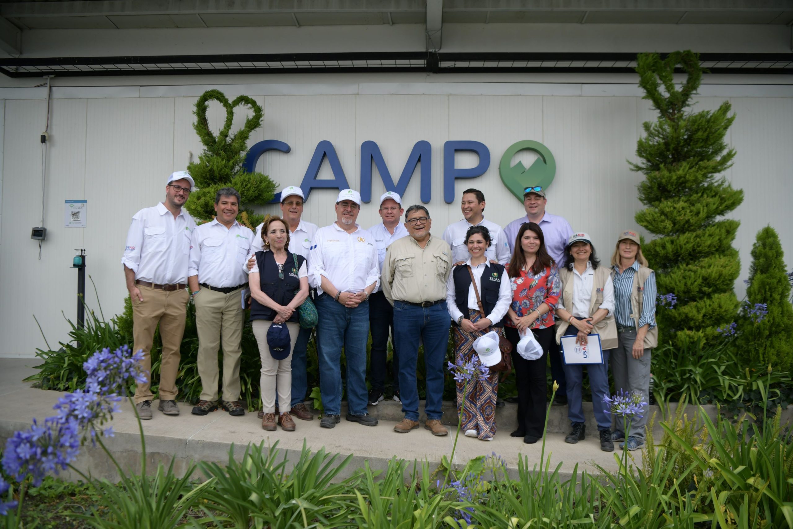 Presidente Bernardo Arévalo visita centro de producción agrícola con tecnología avanzada en Huehuetenango