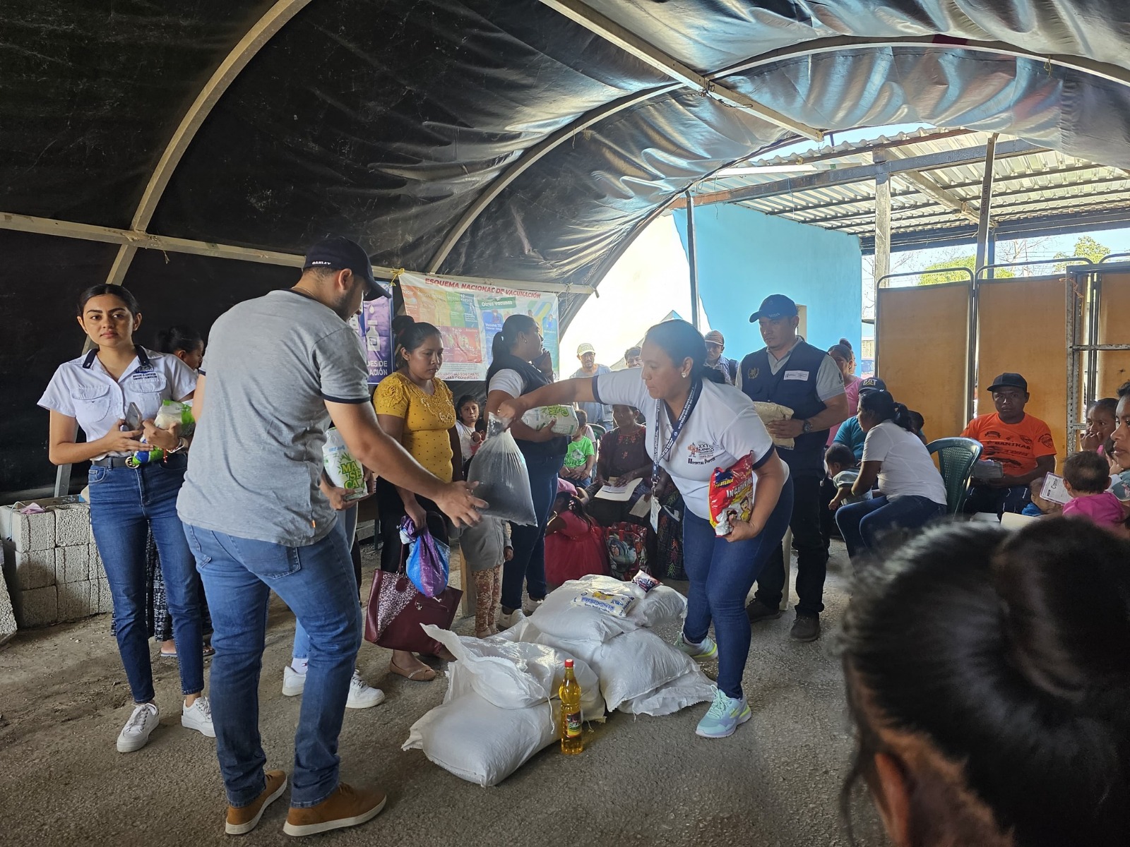 Salubristas entregan alimentos en Poptún, Petén. / Foto: MSPAS.