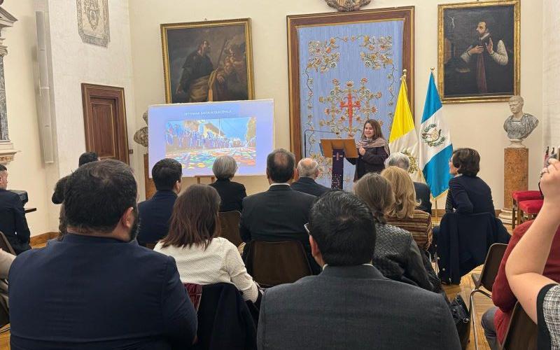 Comparten vivencias de la Semana Santa guatemalteca en la Santa Sede